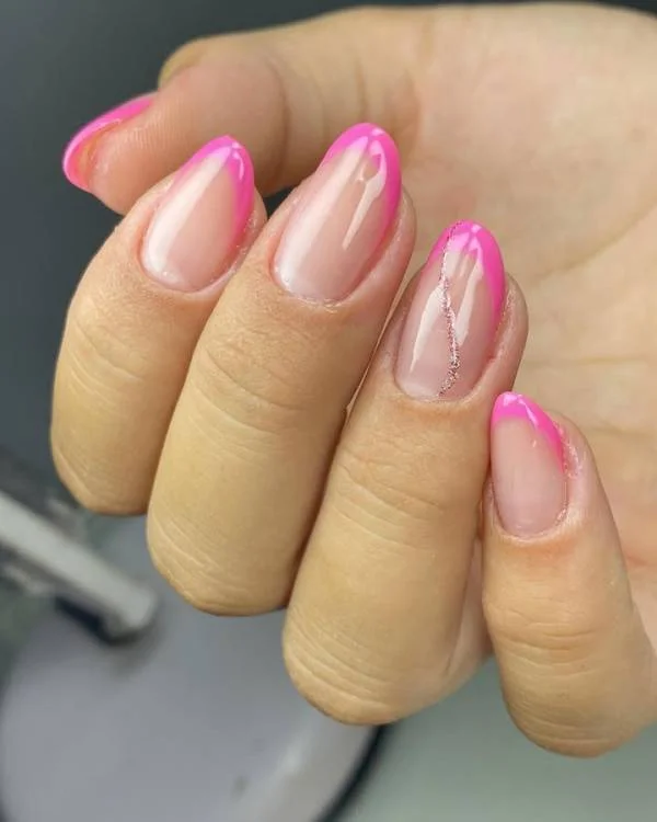 Unhas rosa claro com azul pastel