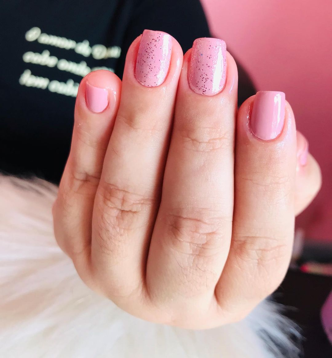 Unhas curtas rosa claro