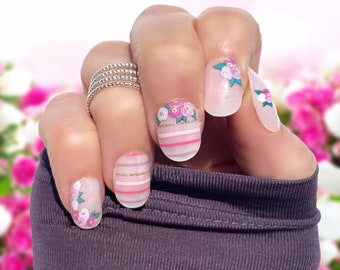 Unhas rosa claro minimalistas