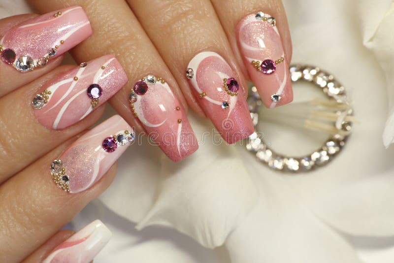 Unhas rosa claro elegantes