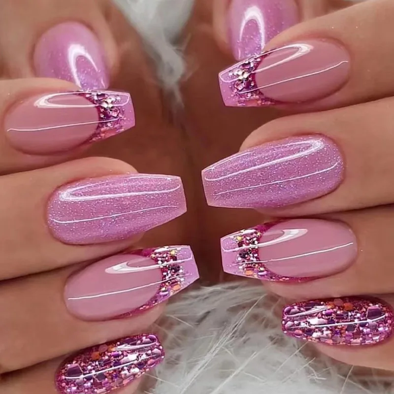 Unhas rosa claro com glitter