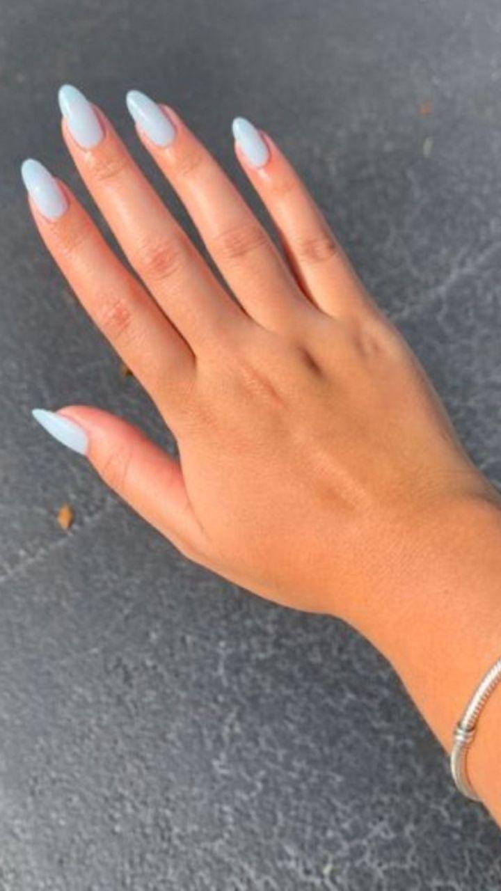 Tendências de nail art azul bebê para 2025