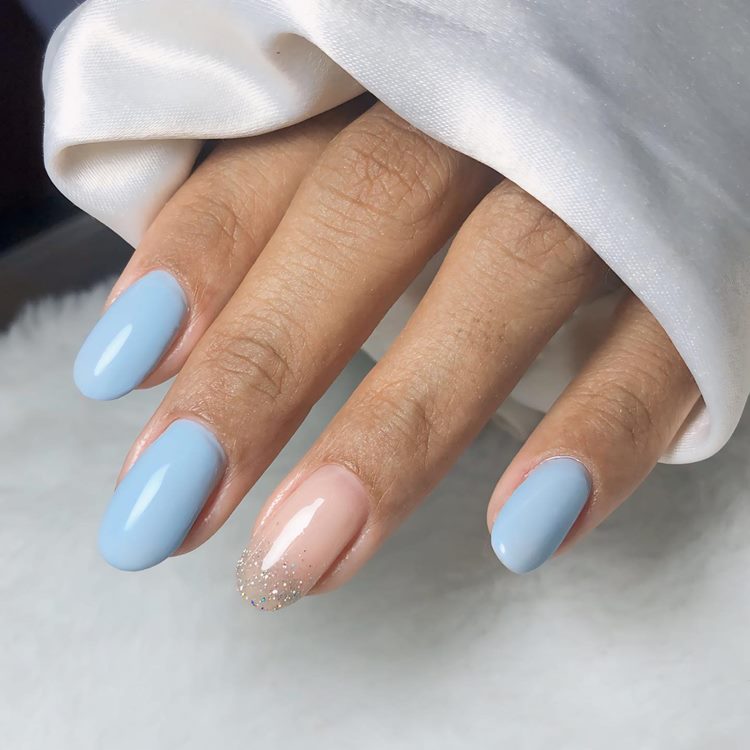 Unhas postiças azul bebê: praticidade e estilo