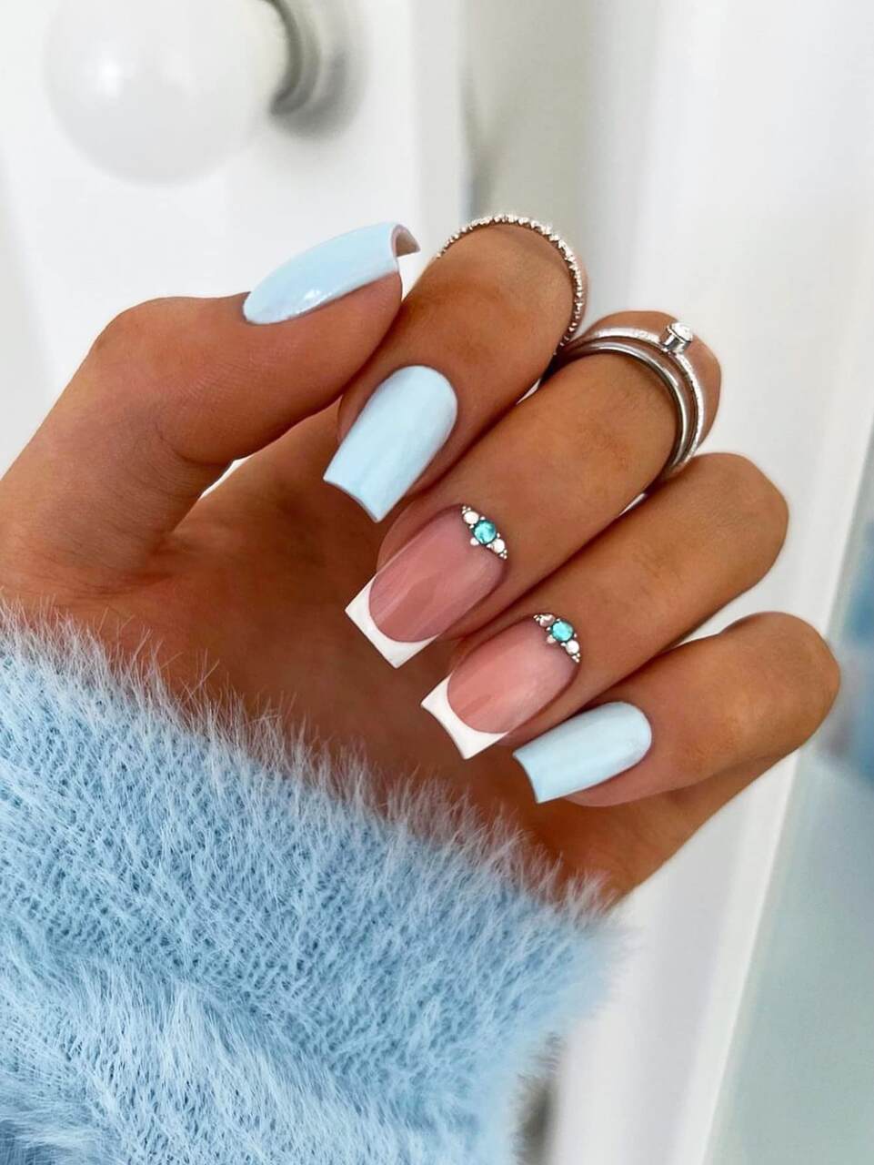 As melhores combinações de cores para unhas azul bebê