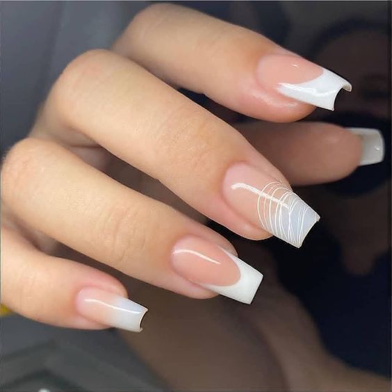 unhas branca decorada