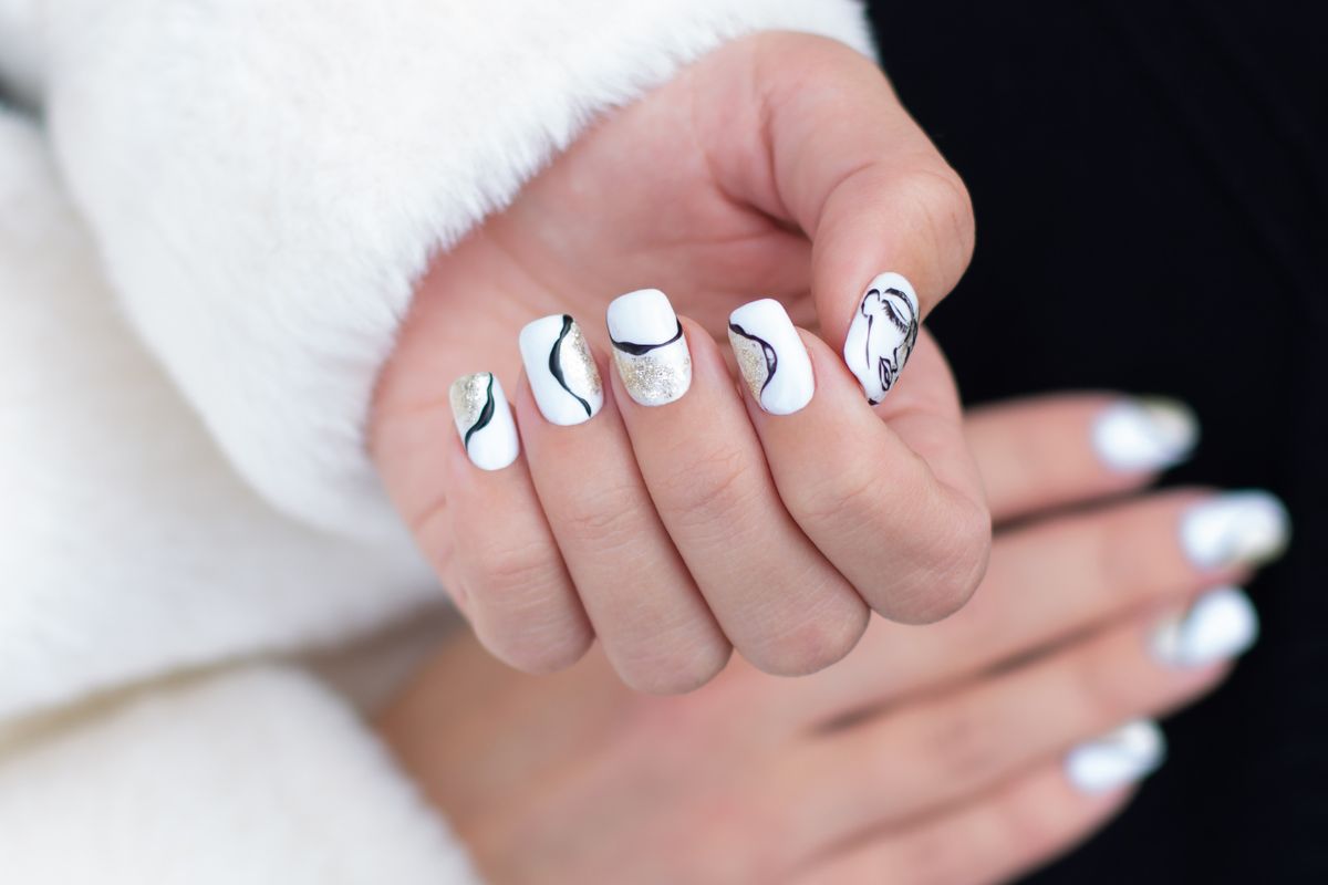 Francesinha Clássica: 10 Ideias Atemporais para Unhas Brancas; Unhas Brancas com Brilho: Como Usar Glitter e Strass na Filha Única; Baby Boomer e Encapsuladas: Tendências de Unhas Brancas para 2026; Guia Completo: Formatos e Acabamentos Perfeitos para Suas Unhas Brancas; Esmaltação Perfeita: Dicas Essenciais para Unhas Brancas Duradouras