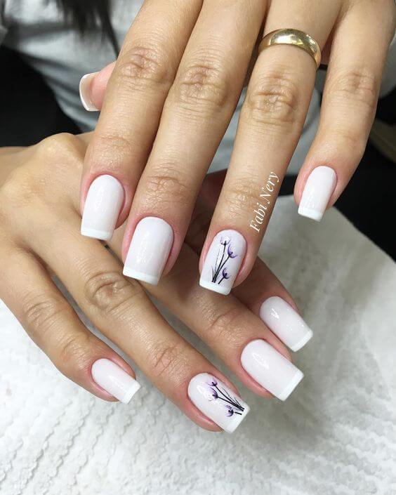 unhas branca decorada