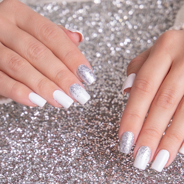 unhas branca decorada