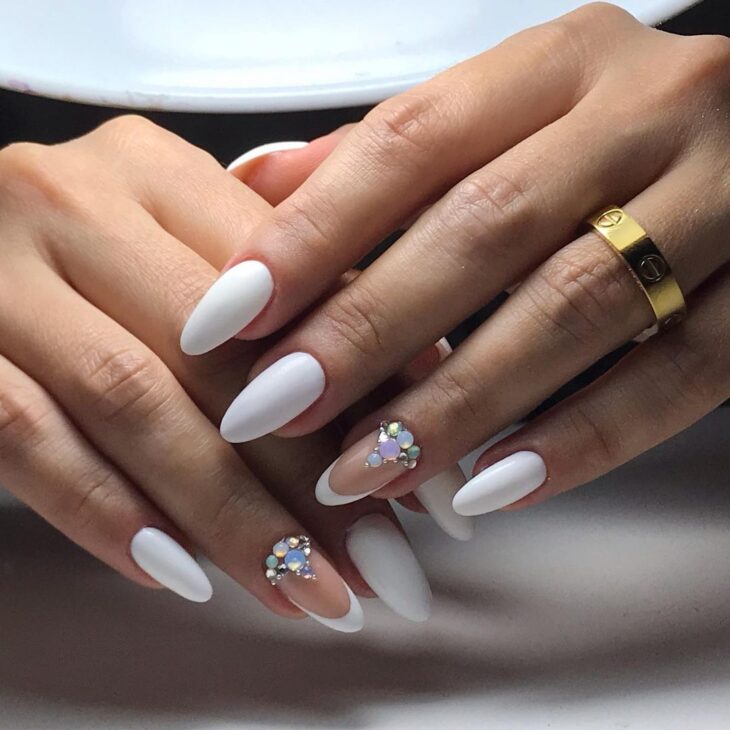 Francesinha Clássica: 10 Ideias Atemporais para Unhas Brancas; Unhas Brancas com Brilho: Como Usar Glitter e Strass na Filha Única; Baby Boomer e Encapsuladas: Tendências de Unhas Brancas para 2026; Guia Completo: Formatos e Acabamentos Perfeitos para Suas Unhas Brancas; Esmaltação Perfeita: Dicas Essenciais para Unhas Brancas Duradouras