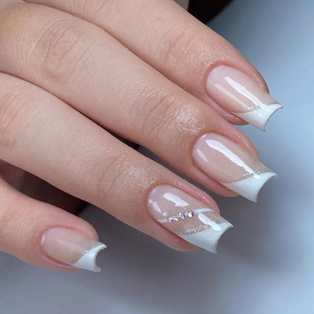 Francesinha Clássica: 10 Ideias Atemporais para Unhas Brancas; Unhas Brancas com Brilho: Como Usar Glitter e Strass na Filha Única; Baby Boomer e Encapsuladas: Tendências de Unhas Brancas para 2026; Guia Completo: Formatos e Acabamentos Perfeitos para Suas Unhas Brancas; Esmaltação Perfeita: Dicas Essenciais para Unhas Brancas Duradouras