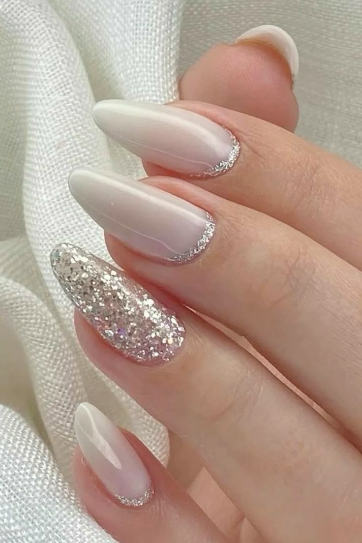 unhas branca decorada