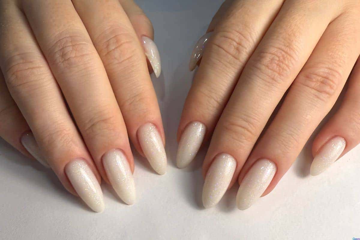 Francesinha Clássica: 10 Ideias Atemporais para Unhas Brancas; Unhas Brancas com Brilho: Como Usar Glitter e Strass na Filha Única; Baby Boomer e Encapsuladas: Tendências de Unhas Brancas para 2026; Guia Completo: Formatos e Acabamentos Perfeitos para Suas Unhas Brancas; Esmaltação Perfeita: Dicas Essenciais para Unhas Brancas Duradouras