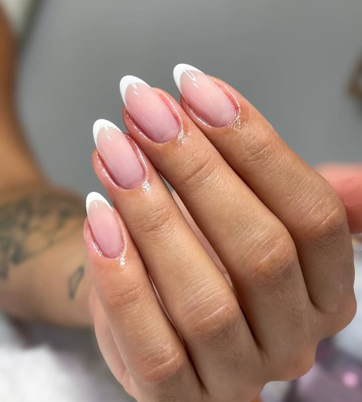 unhas claras com brilho