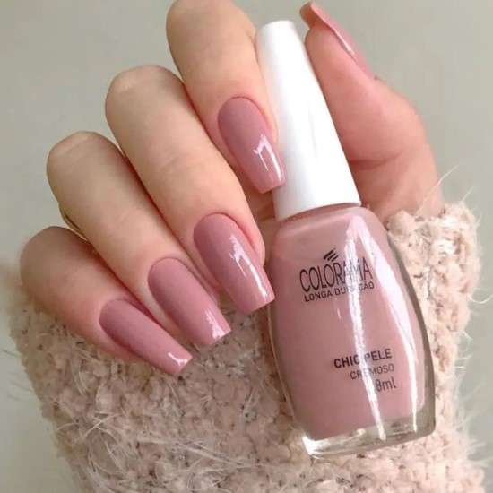 unhas claras com pedraria discreta