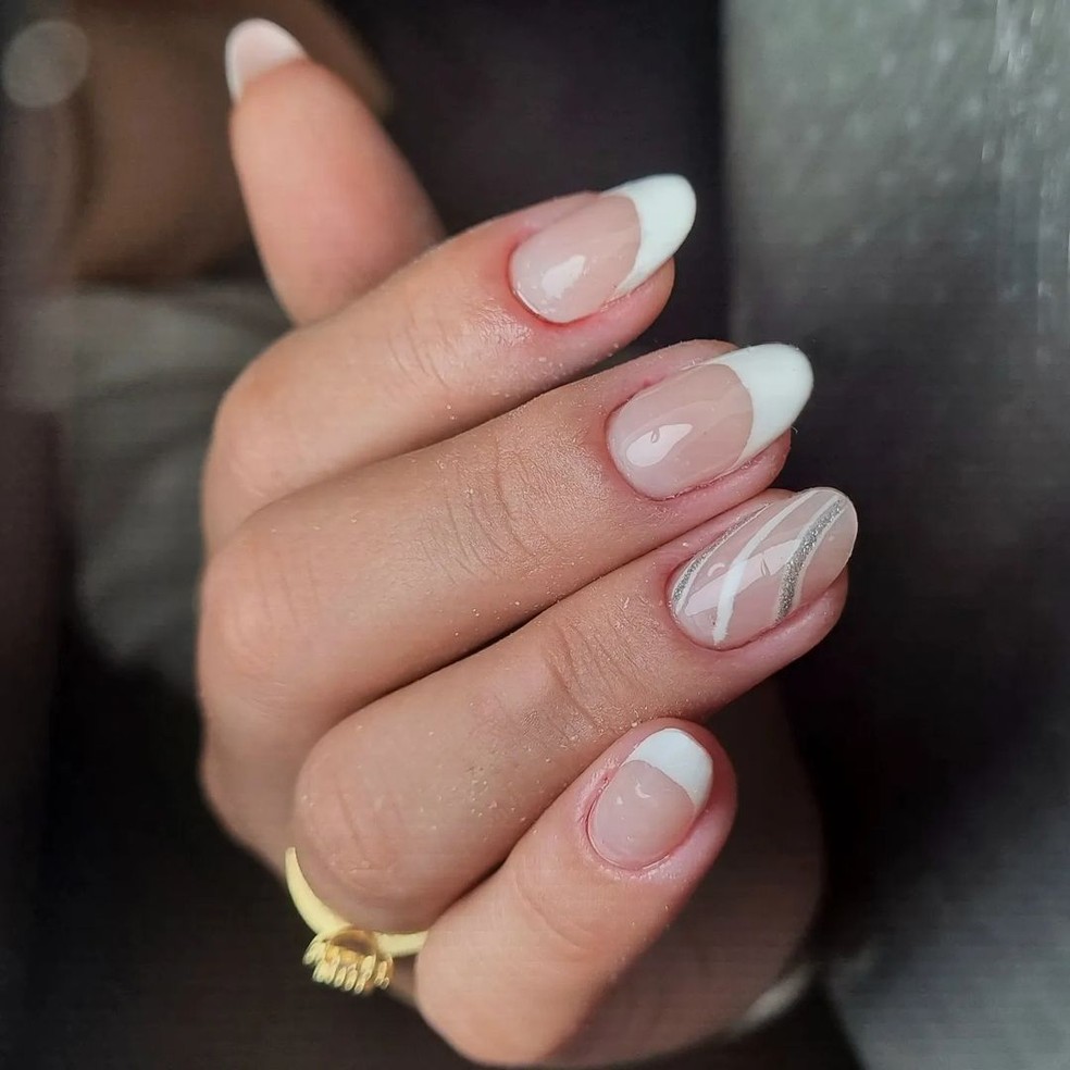 unhas claras e delicadas