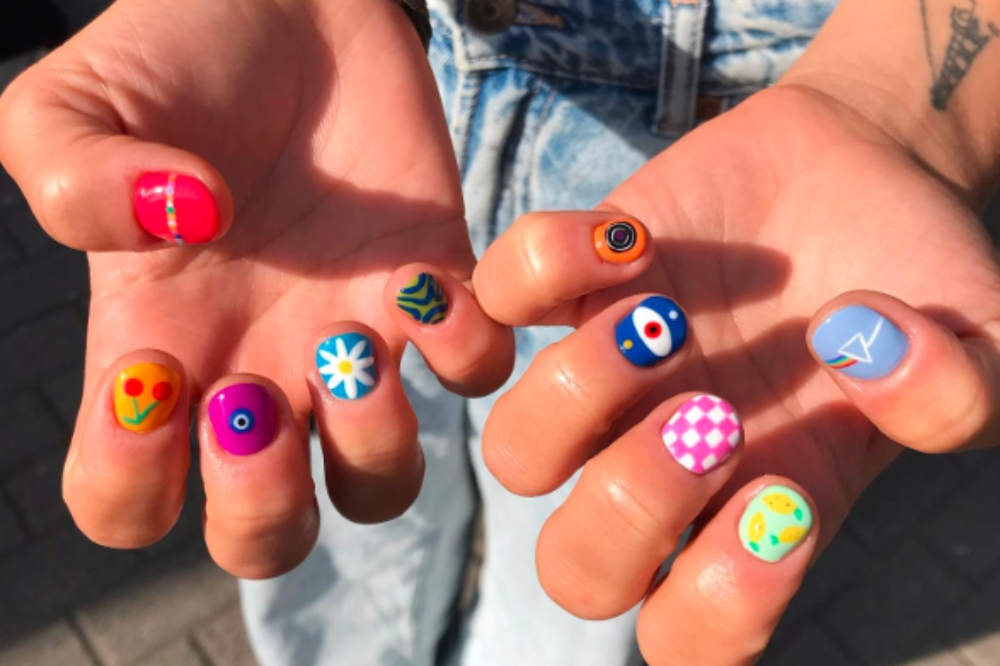 como aplicar unhas curtas soft gel decoradas