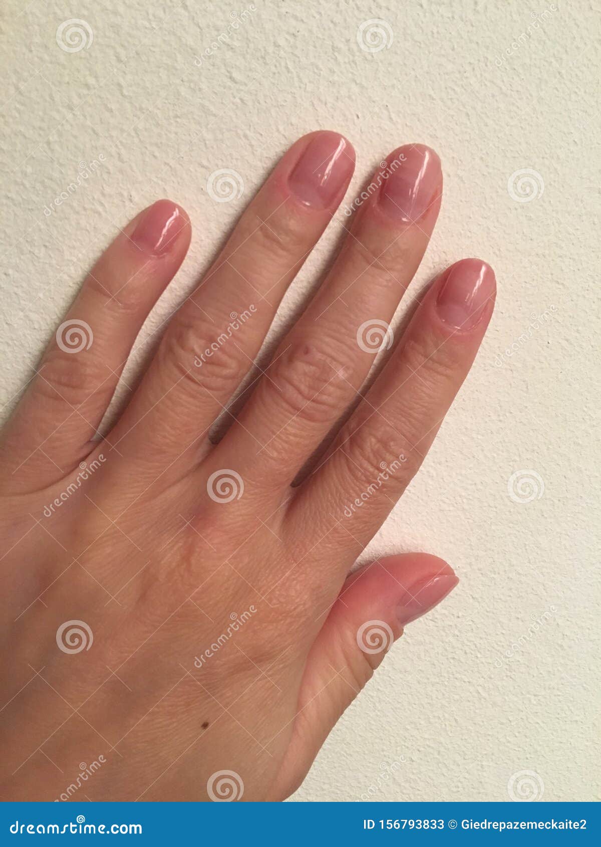 unhas curtas tons neutros