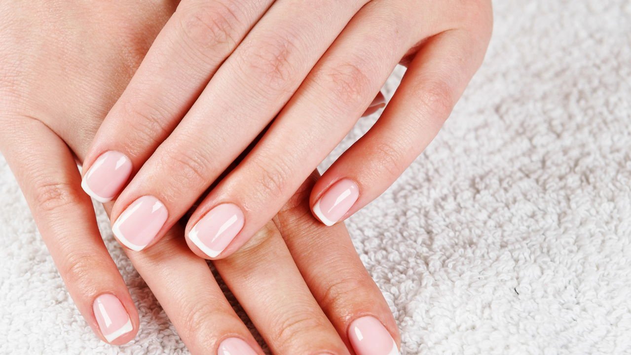 unhas curtas tons escuros