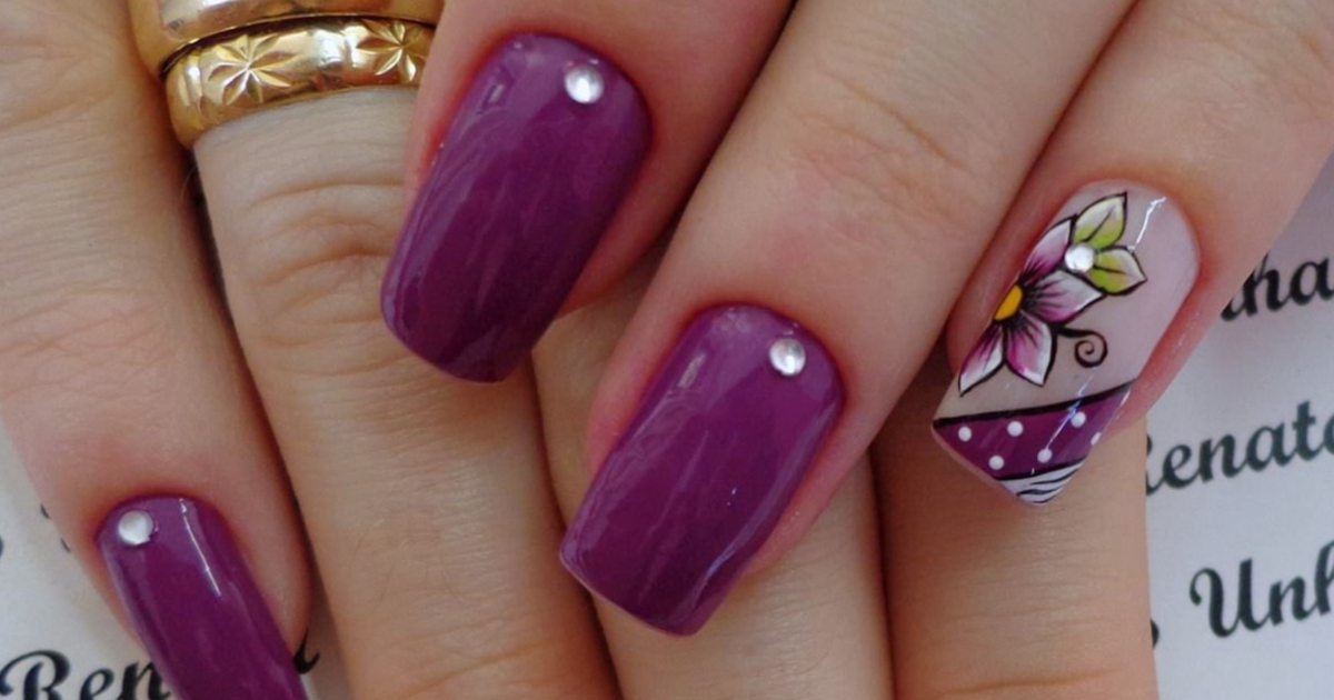 unhas curtas decoradas com flores delicadas