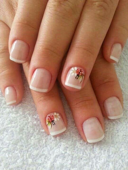 unhas curtas decoradas com pontos de luz