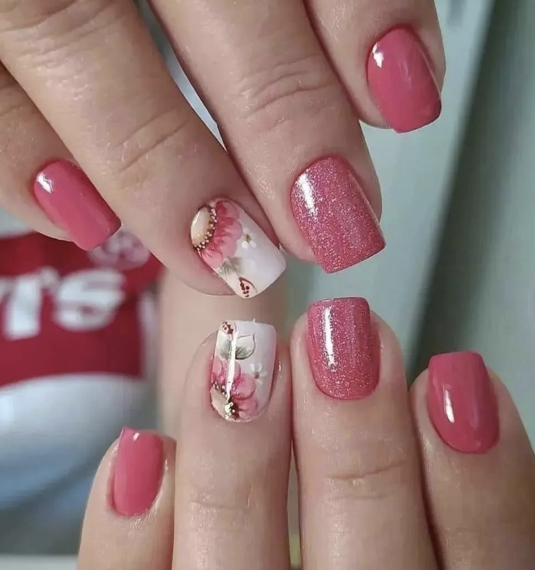 unhas curtas decoradas com flores delicadas