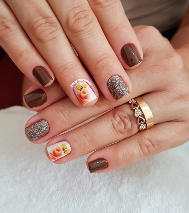 unhas curtas decoradas com pontos de luz