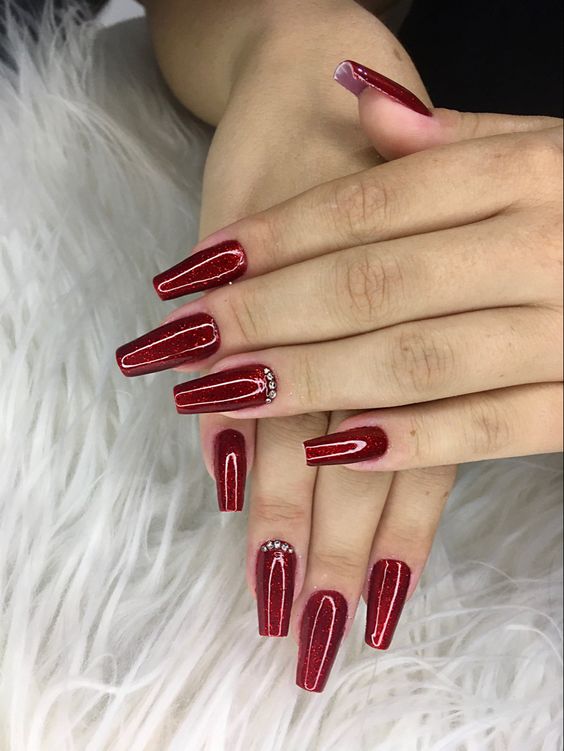 unhas de gel decoradas vermelhas com filha única