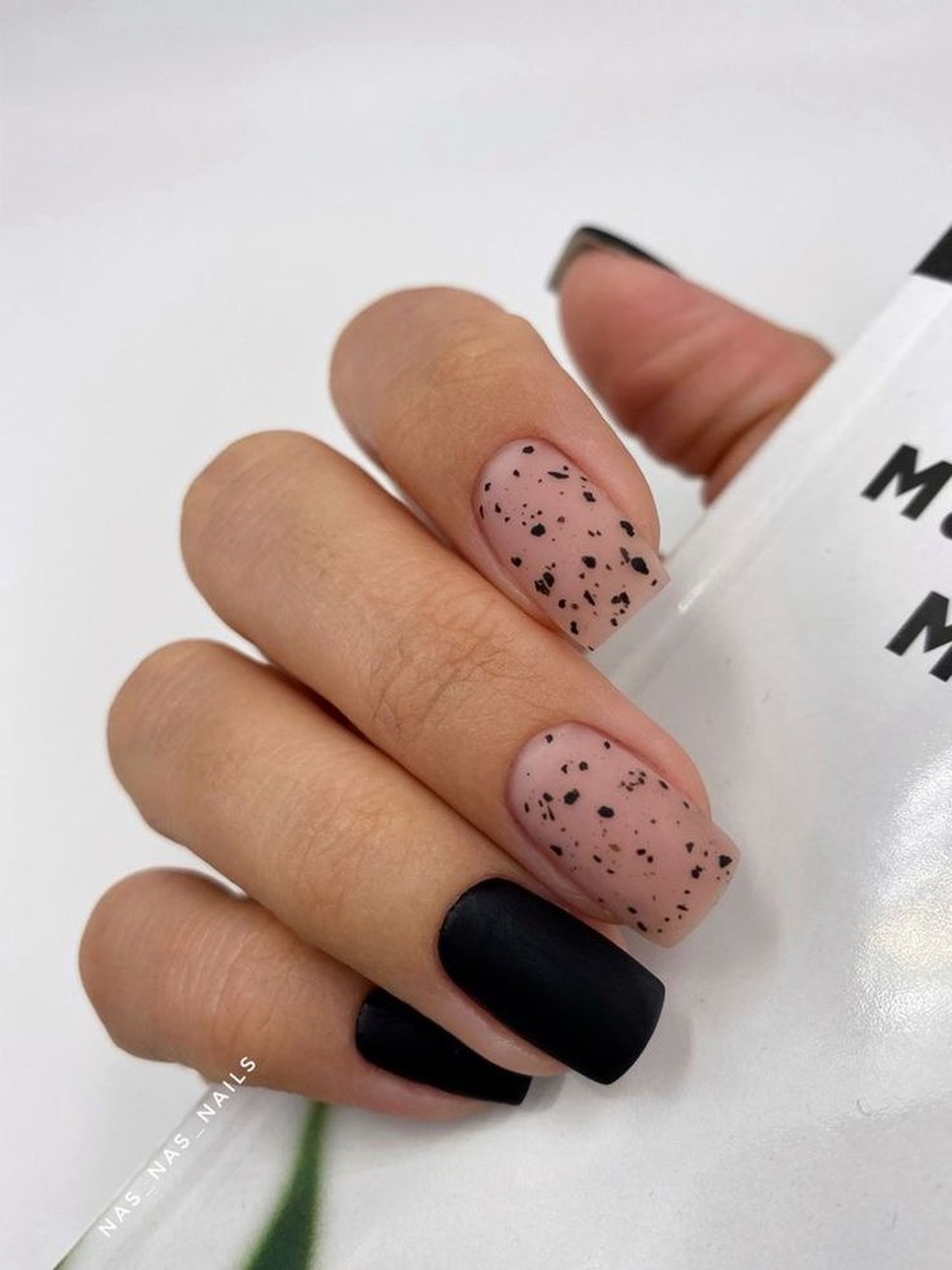 inspirações de unhas de gel delicadas para casamento