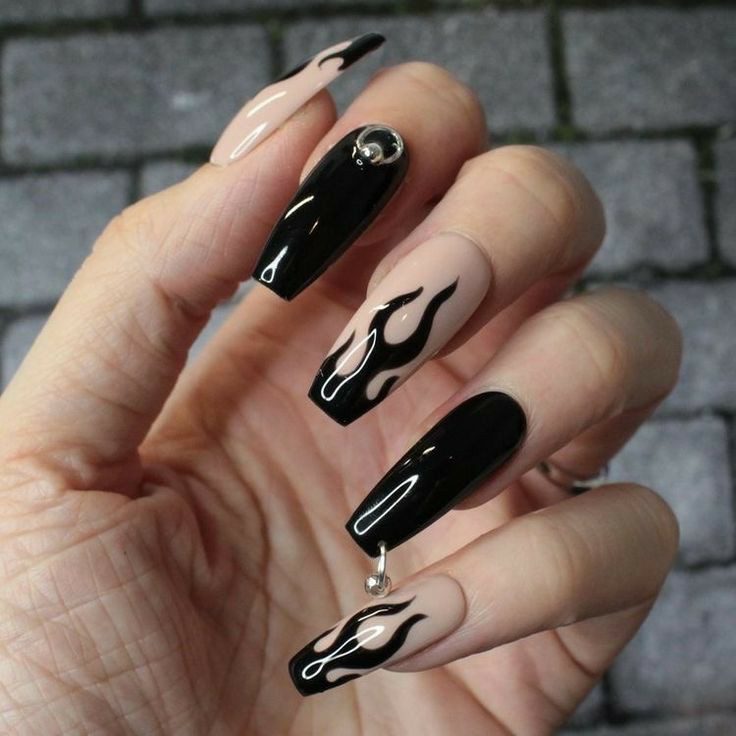 unhas halloween preto e branco