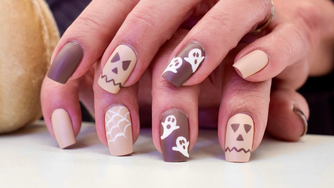 unhas halloween com teia de aranha