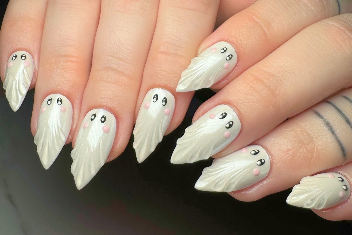 unhas halloween com fantasmas
