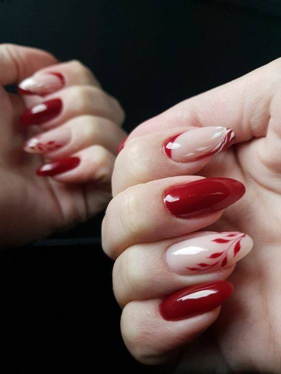 unhas vermelhas decoradas com glitter fino
