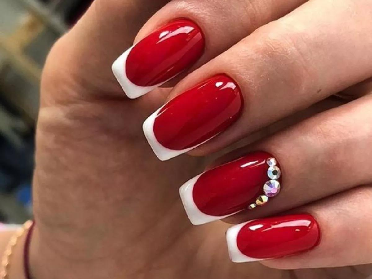 unhas vermelhas decoradas com glitter fino