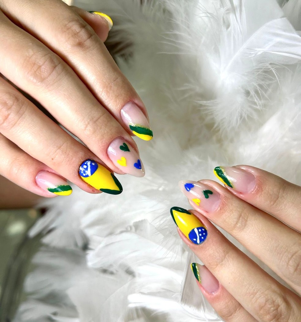 unhas decoradas com a bandeira do brasil