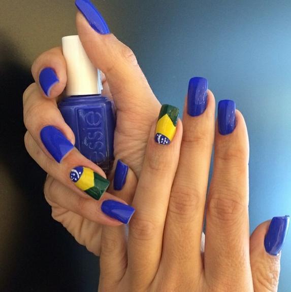 unhas decoradas com a bandeira do brasil