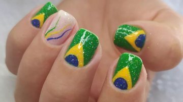 unhas decoradas com a bandeira do brasil