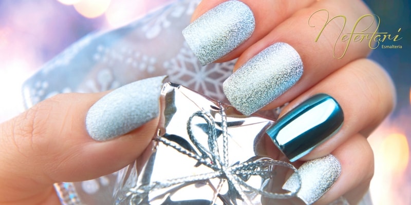 unhas decoradas com adesivos