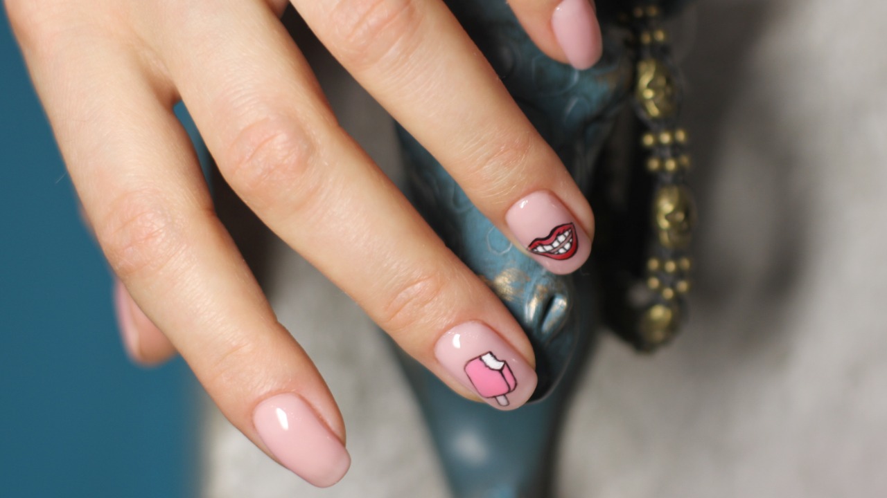 unhas decoradas com adesivos