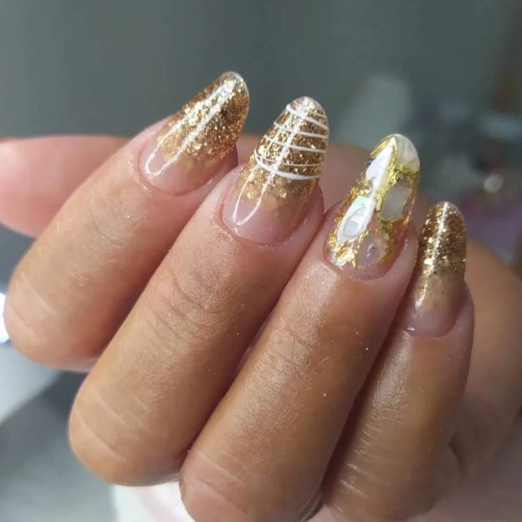 unhas decoradas com dourado
