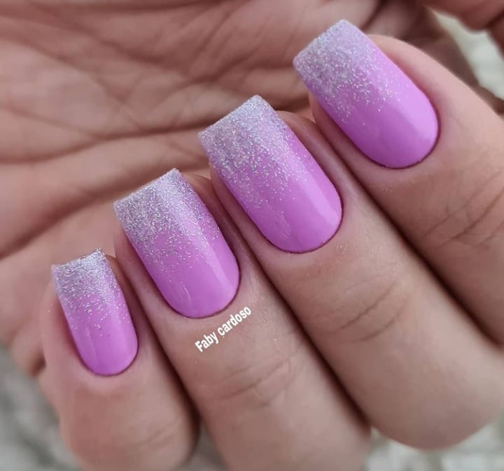 unhas decoradas com efeito cascata de glitter