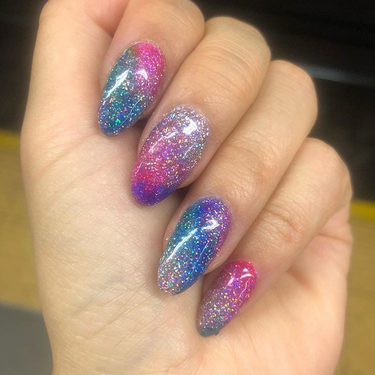 unhas decoradas com efeito cascata de glitter