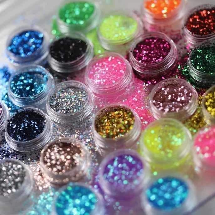 unhas decoradas com efeito cascata de glitter