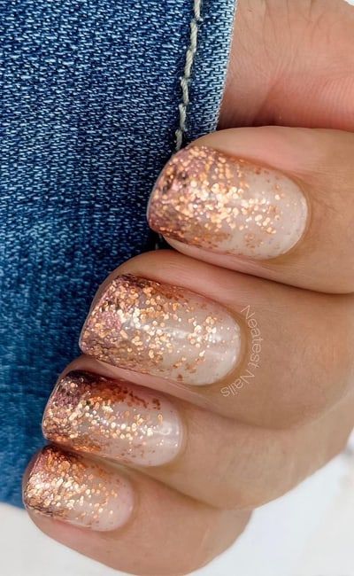 unhas decoradas com efeito cascata de glitter
