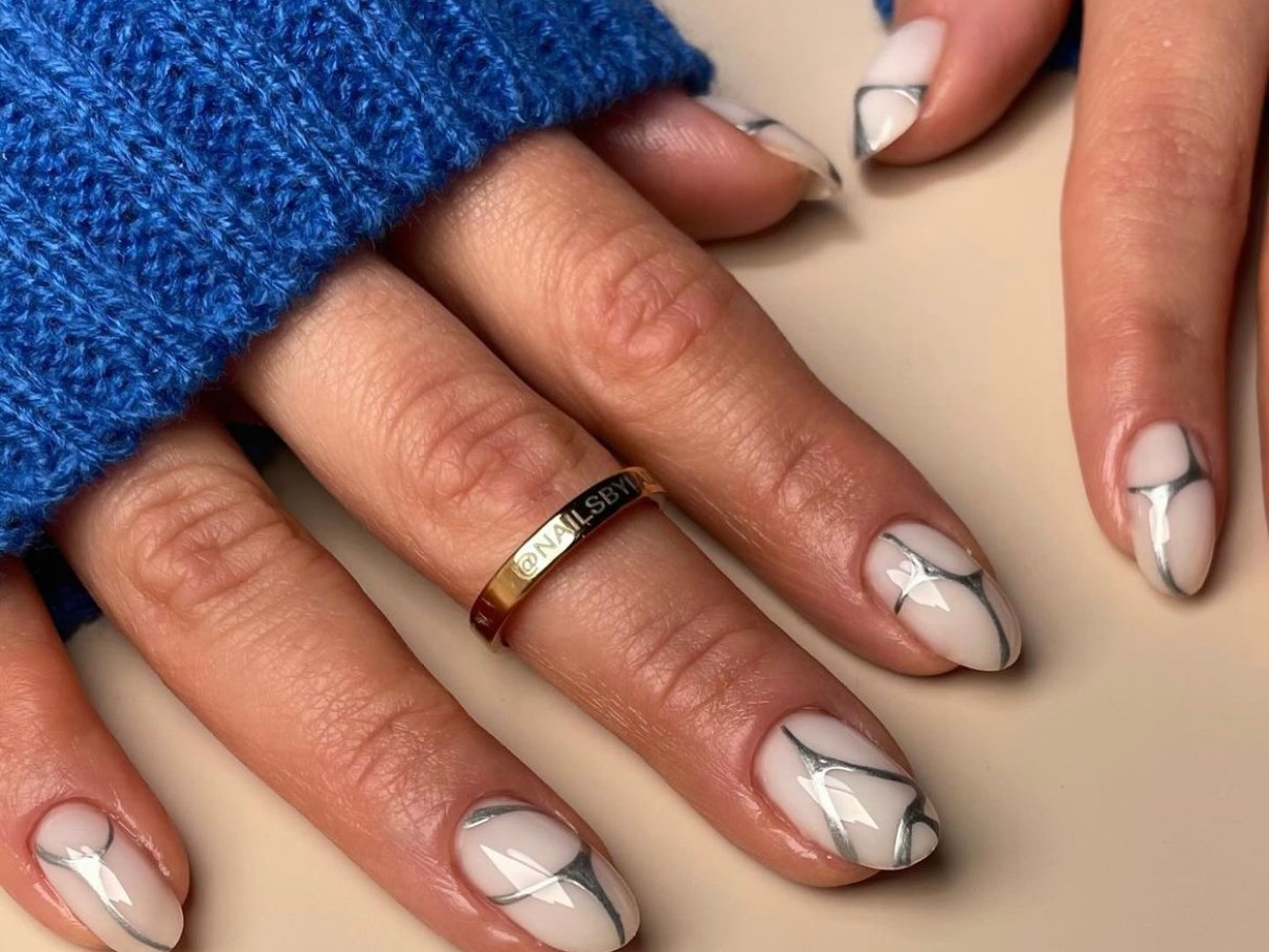 unhas decoradas com efeito cromado