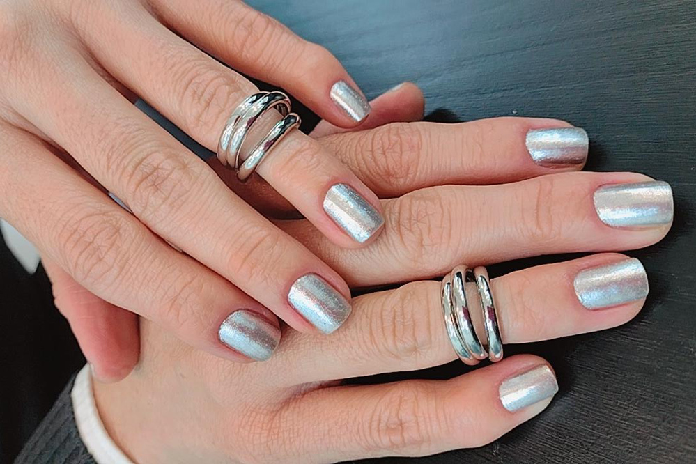 unhas decoradas com efeito cromado