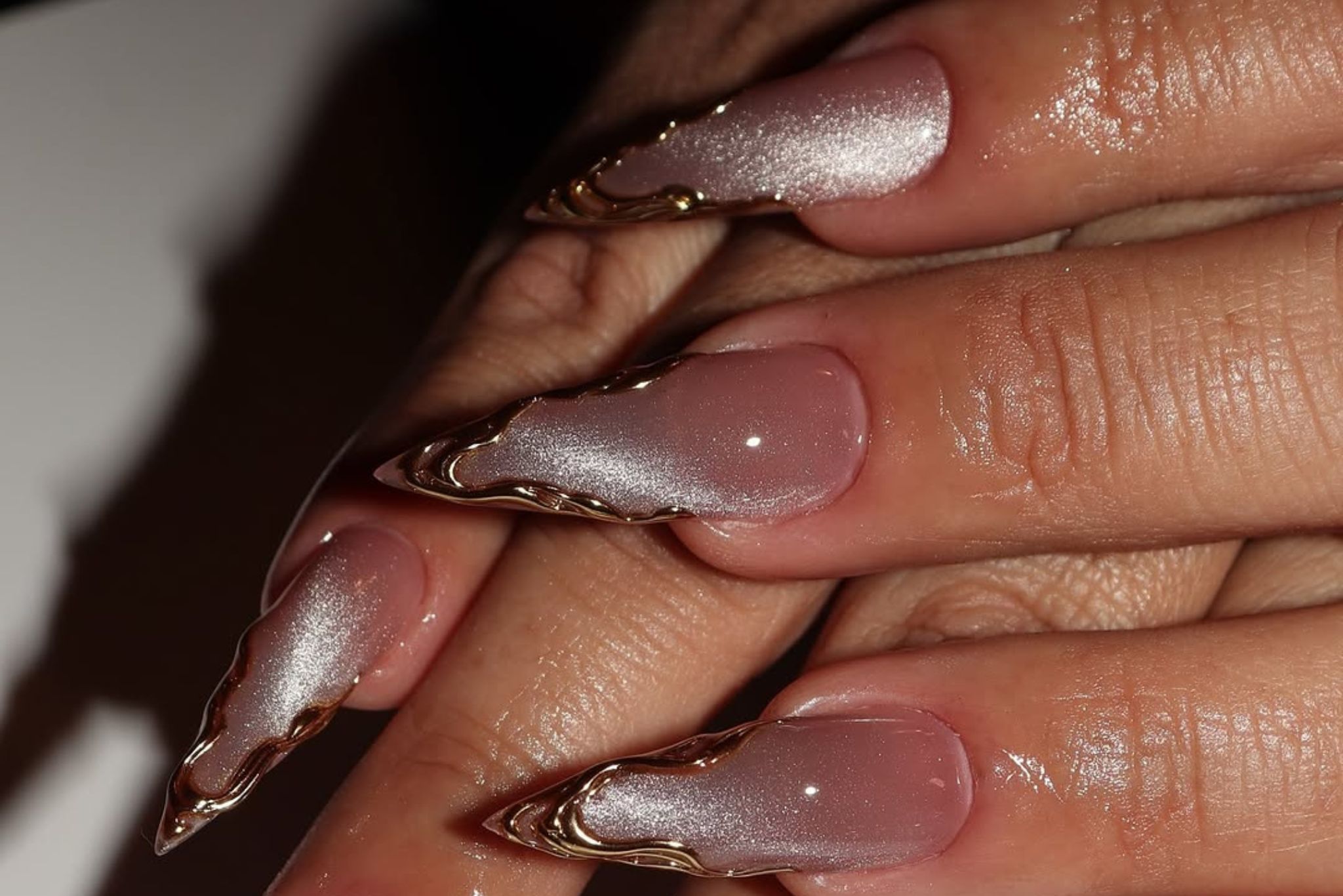 unhas decoradas com efeito cromado