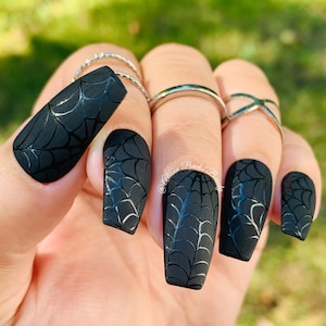 unhas decoradas com efeito teia de aranha