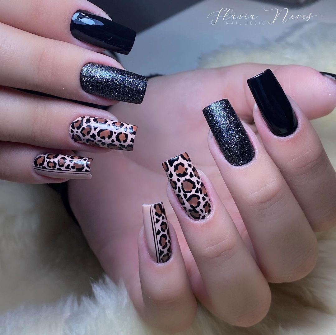 unhas decoradas com estampa de oncinha