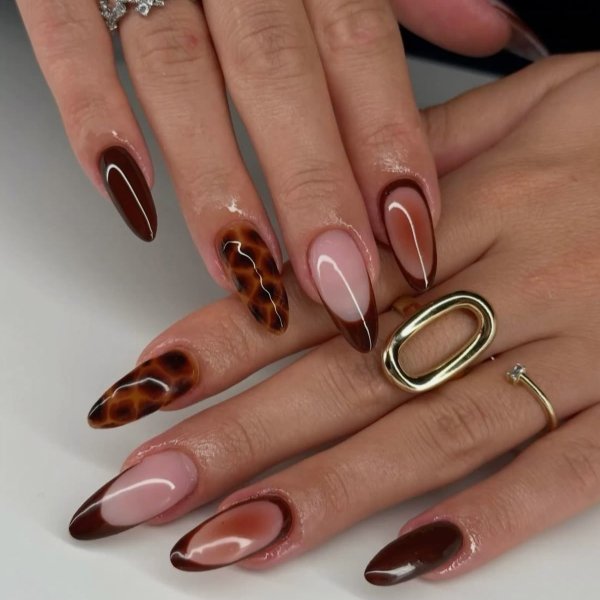 unhas decoradas com estampa de oncinha