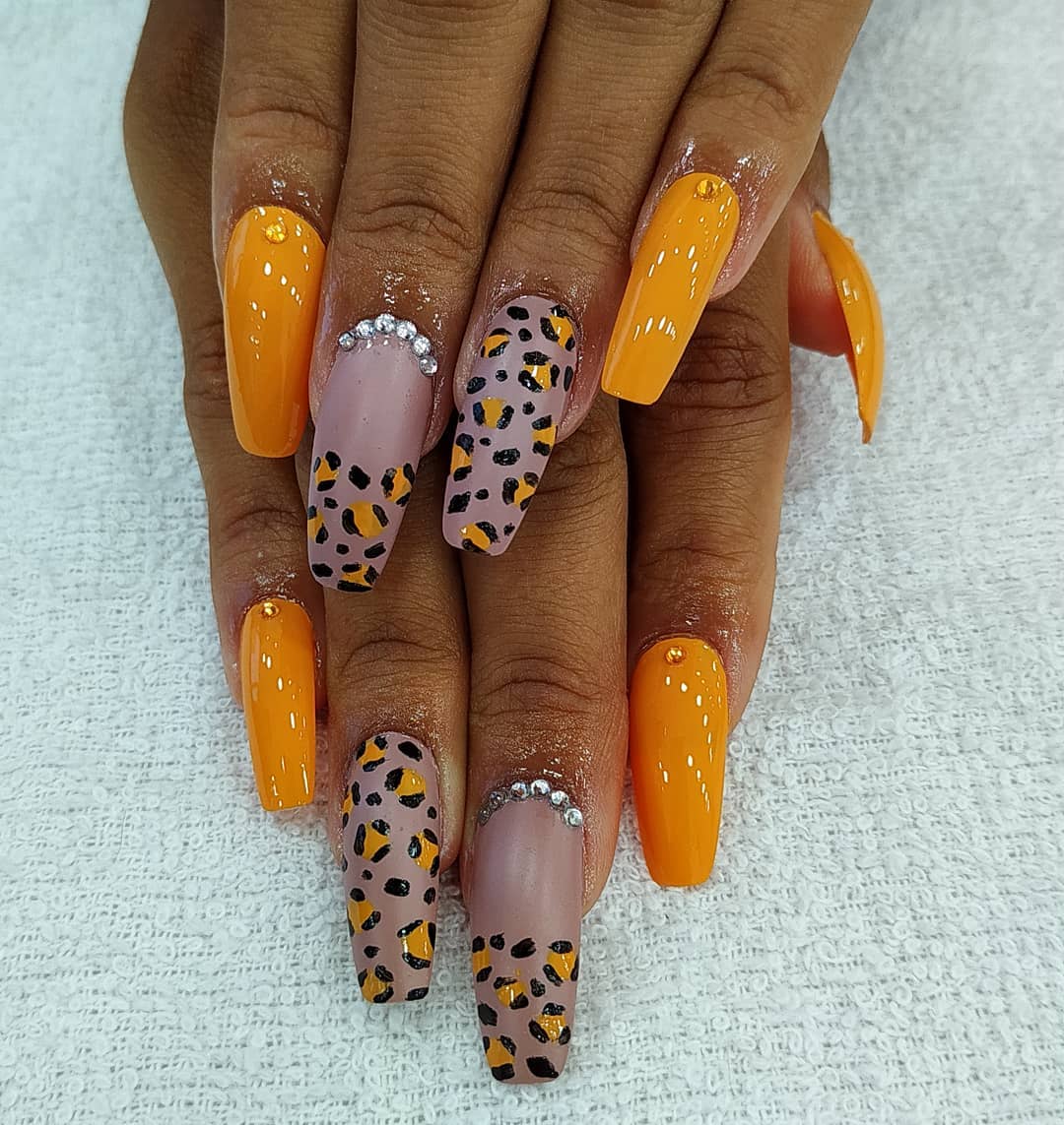 unhas decoradas com estampa de oncinha